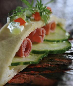 Pitabroodjes met pastrami, komkommer en dille