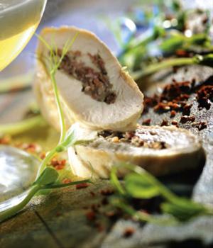 Parelhoenborstfilet met champignons en serranoham