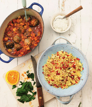 Gekruide lamsgehaktballetjes met pompoen, abrikoos en tomaat