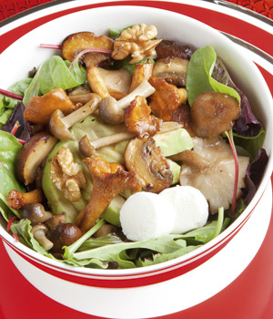 Lauwwarme salade van paddenstoelen en geitenkaas