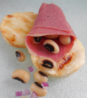 Gegrilde knolselderij runderham en oogbonen