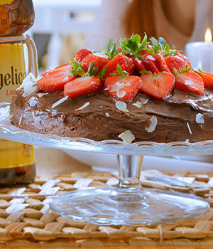 Chocoladetaart met  amandelmeel en aardbeien