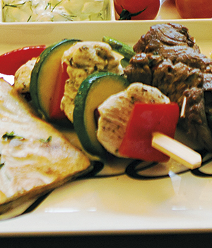 Mini spies met kip gegrilde groenten en tzatziki