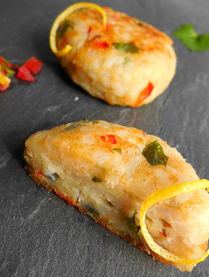 Vis- en rijstkoekjes  met tomaat en verse munt