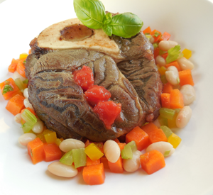 Ossobucco  met tomatensaus , witte bonen en wortel