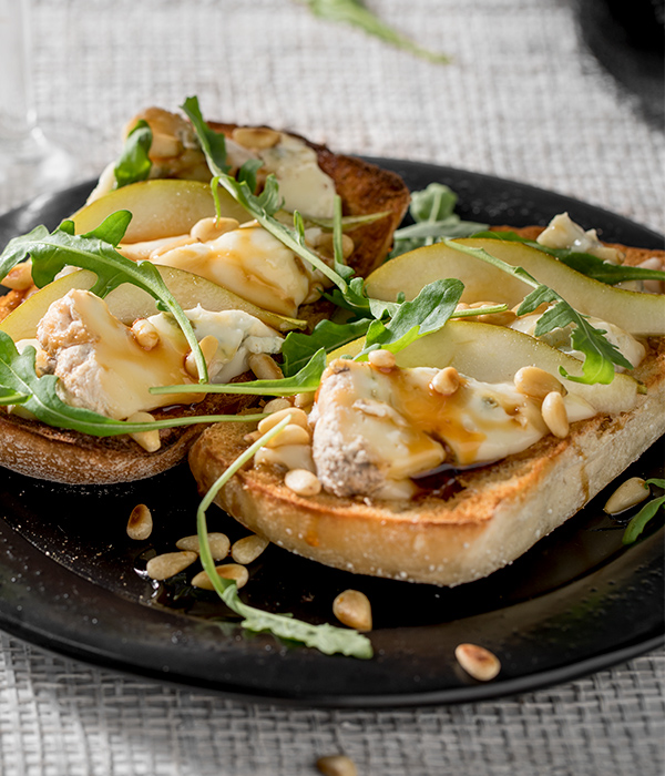 Stokbroodje met gorgonzola, peer  en appelstroop