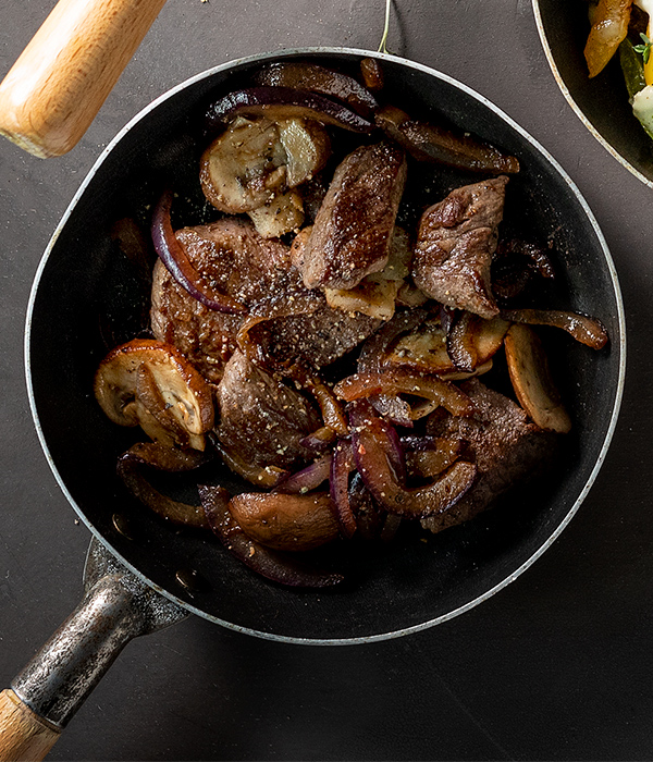Biefstukpuntjes met rode ui en kastanje­champignons Gourmet