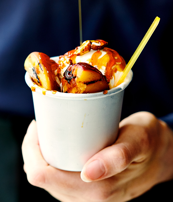 Gegrilde nectarines met ijs 