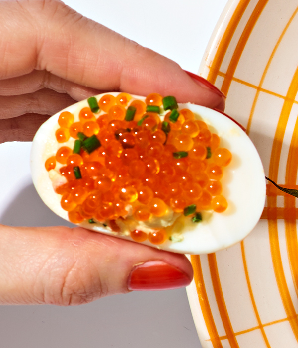 Gevulde eieren met forel-eitjes 