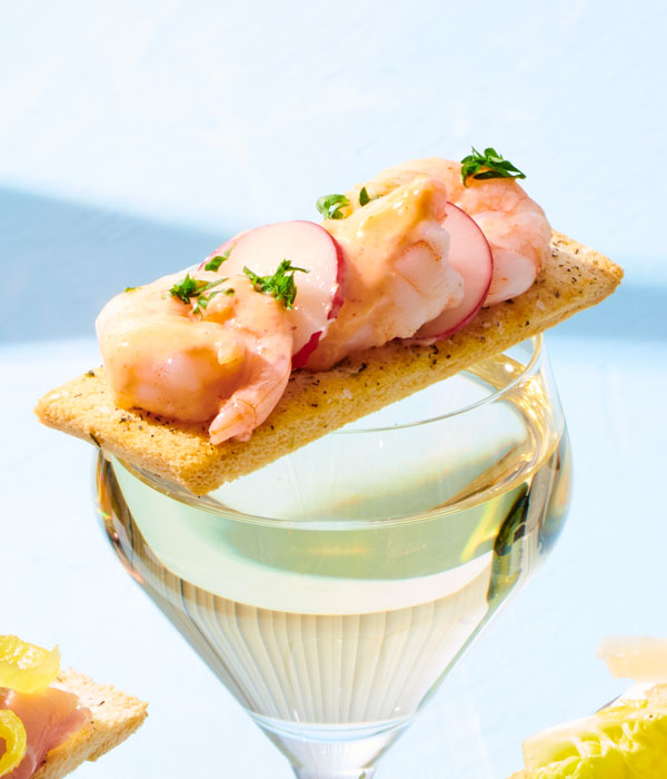 Crackers met garnalen en srirachamayo 