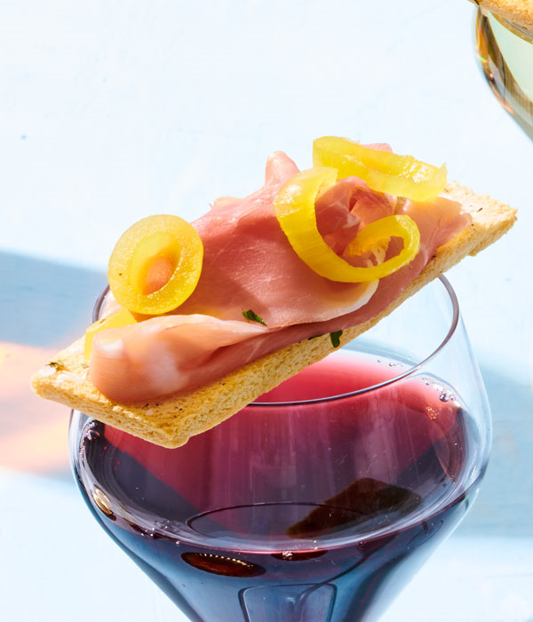 Crackers met rauwe ham en Amsterdamse ui 