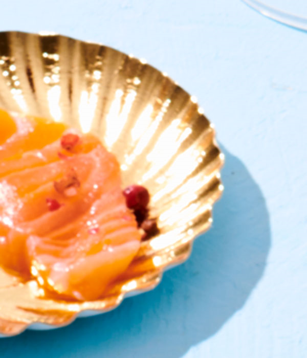 Crackers gepekelde zalm met limoenolie en roze peper 