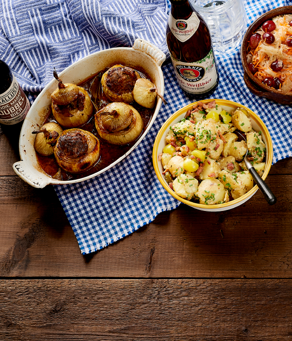 Bier-uien met in bier gestoofd kruidig worstvlees 