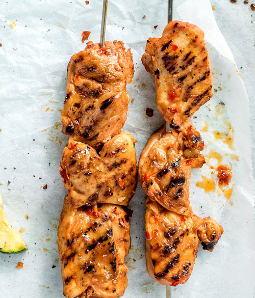 Kipspies en  zoetzure salade