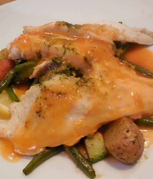 Zeebaarsfilet met tomaten- rode paprikasaus 