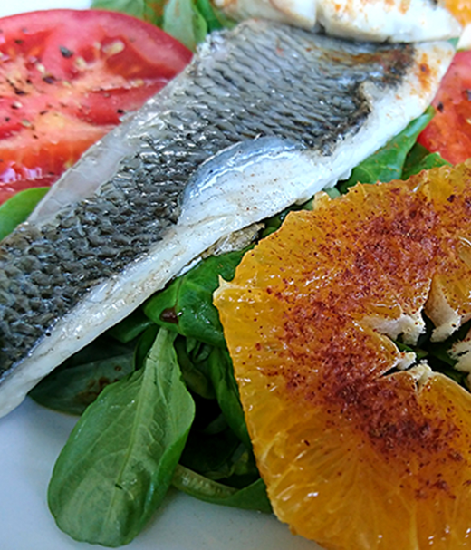 Salade met dorade en sinaasappel en tomaat