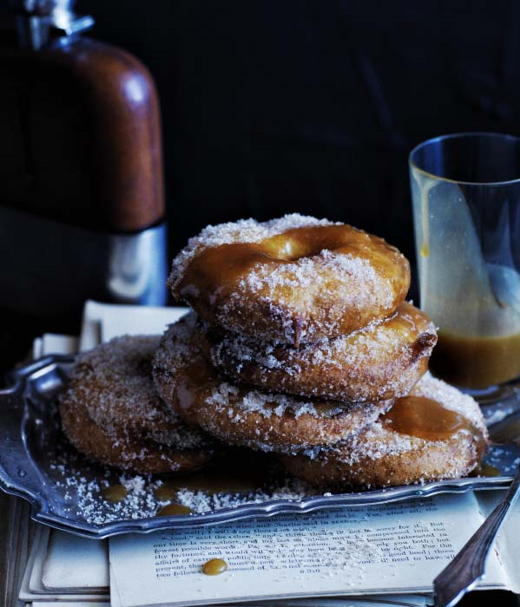 Appelbeignets met whisky butterscotch saus 
