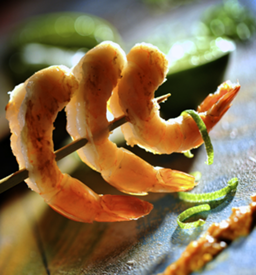 Spiesje van garnalen met kokoscrème en Thaise curry