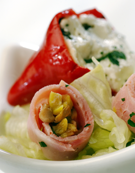 Puntpaprika met roomkaas en bieslook en beenham met gemengde champignons