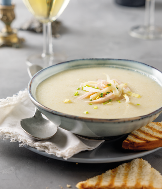Romige witlofsoep  met hamreepjes en pecorino 