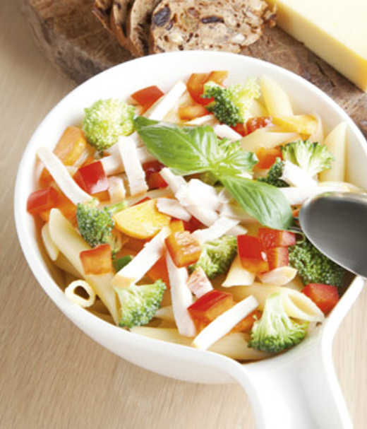 Pastasalade met gerookte kip