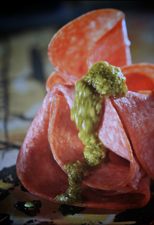 Salami met pesto