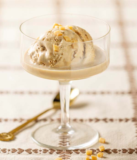 Baileys-ijs met karamelblokjes 