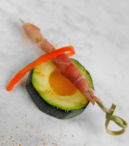 Gegrilde courgette gele paprika en serranoham