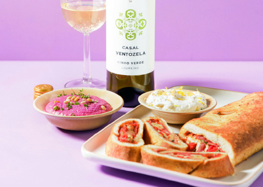 Stromboli brood met fetadip  en rode bietendip 