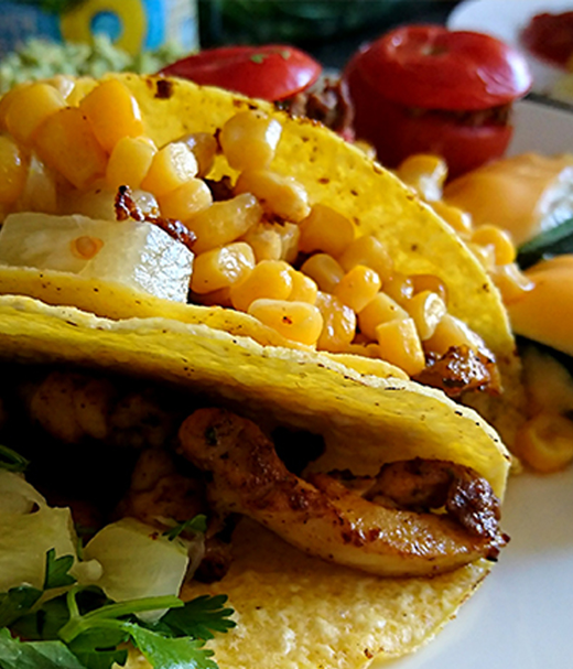 Taco's met kip, ananas en gevulde tomaten