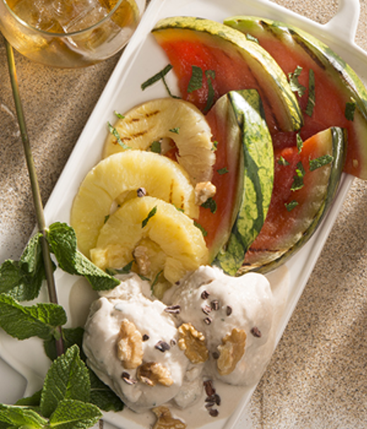 Gegrilde ananas en meloen met kokosijs